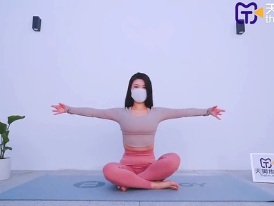 Hot Girlfriend in Tight Yoga Pants Gets Fucked Hard and Deep