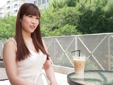 Sakamoto Sayaka Reveals Her Body and Gets Fingered Passionately
