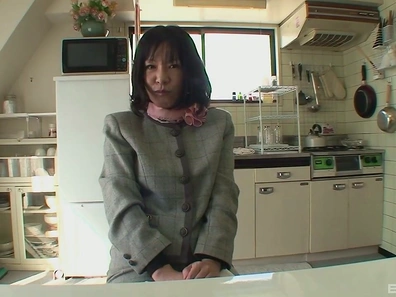 Mature Japanese Cutie Makiko Gives Sensual Blowjob With Tiny Tits