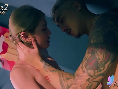 Chinese slut Li Zhiyan fucks with waiter in the bar.