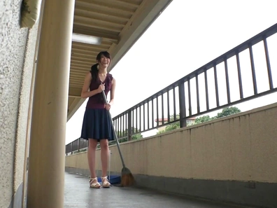Amateur Asian babe spied when sucking dick